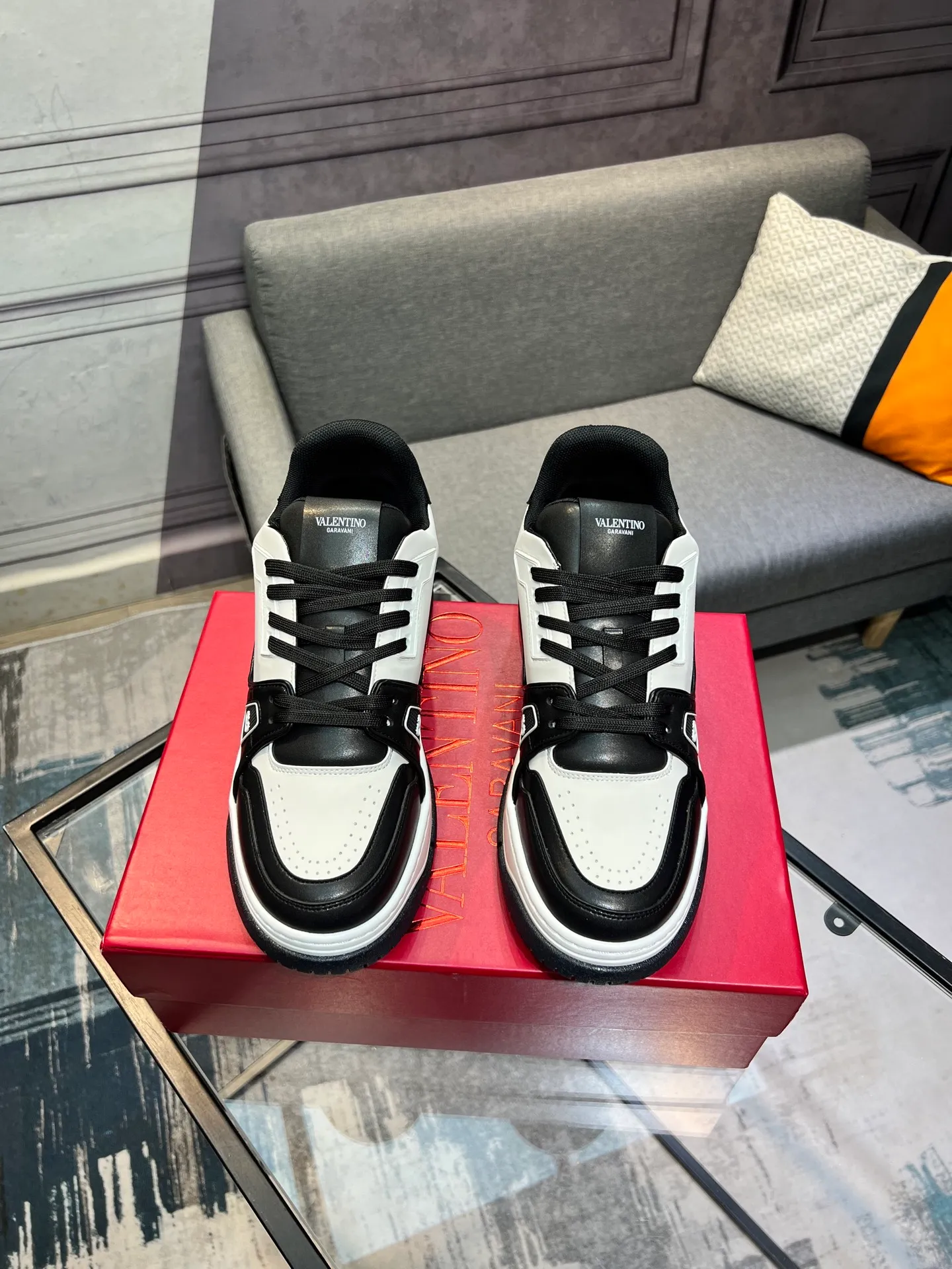 Men's Men's Shoes 💰660 Valentino 2023 early autumn new star shoes are now online! Wang Hedi and Ren Jialun have been worn by many celebrities. Who can refuse the same couple shoes as Wang Hedi! The design of Stars Stab My Heart is cool and spicy. The material of the shoes is cowhide, and every color is beautiful! Size 35-40, men’s size 39-44 (women’s 41, men’s 38, 45🉑️customized)